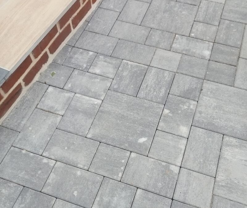 Les pavés béton : un matériau fiable et esthétique pour structurer vos extérieurs