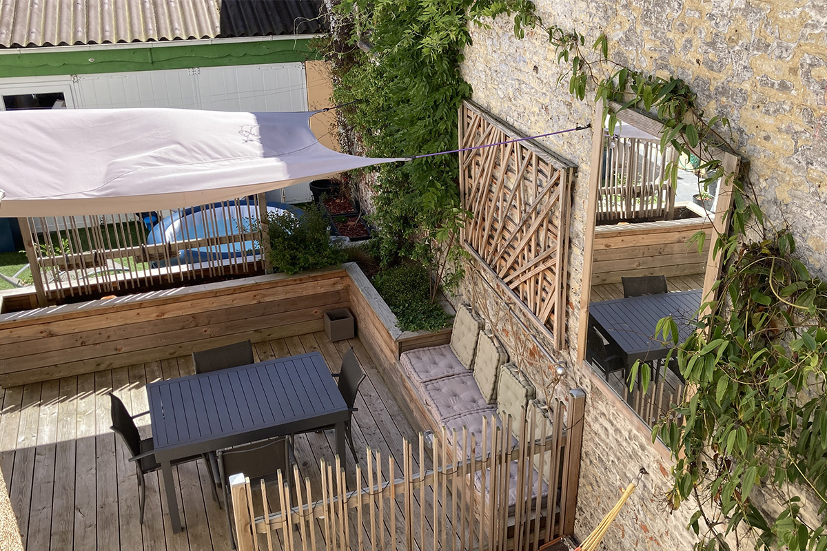Terrasse d'une cour avec voile d'ombrage